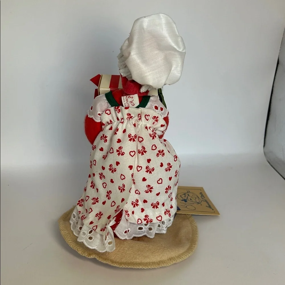 Annalee Mrs Clause with presents